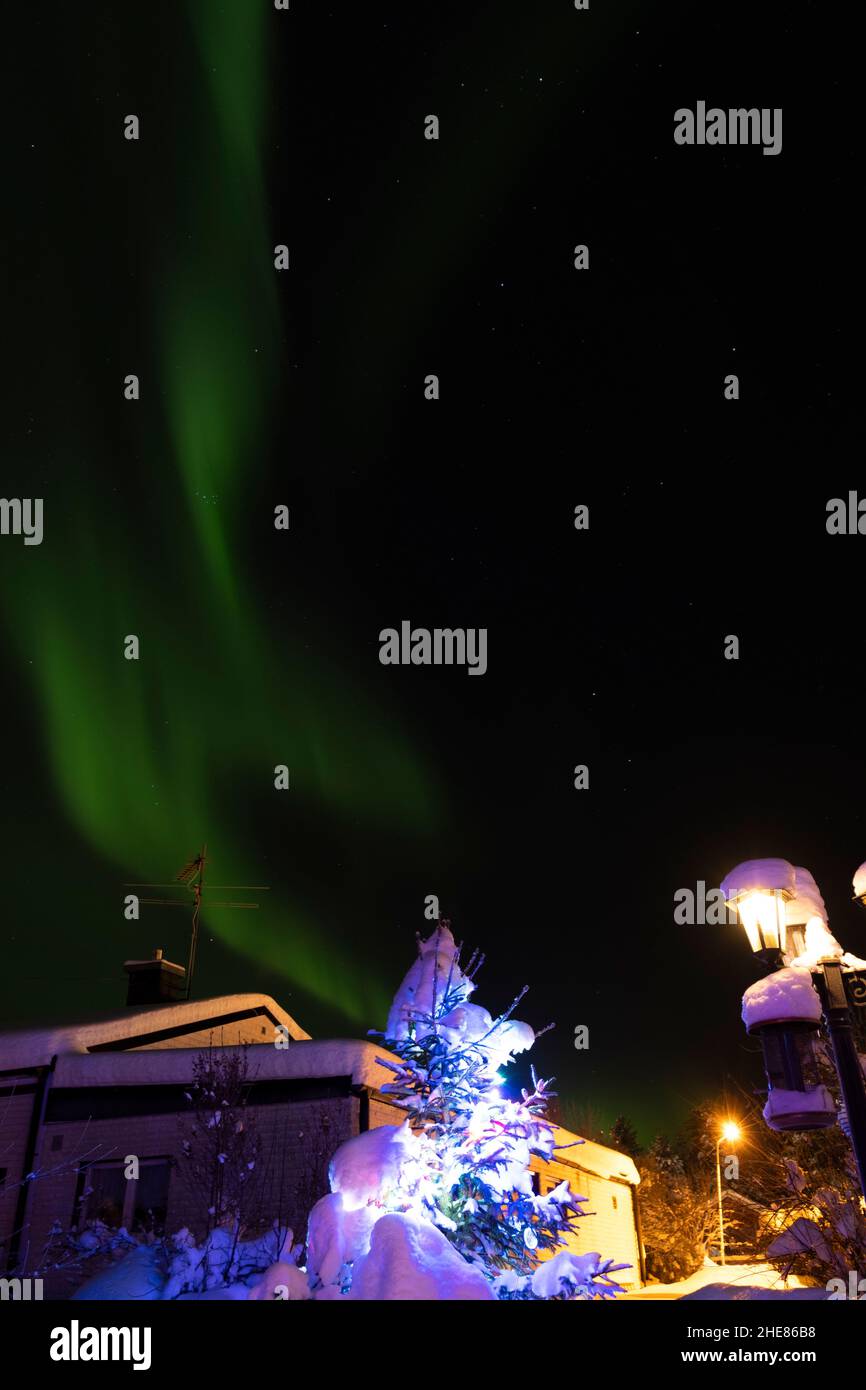 Una notte meravigliosa Northern lights volare sopra le Nortrh di Svezia Foto Stock