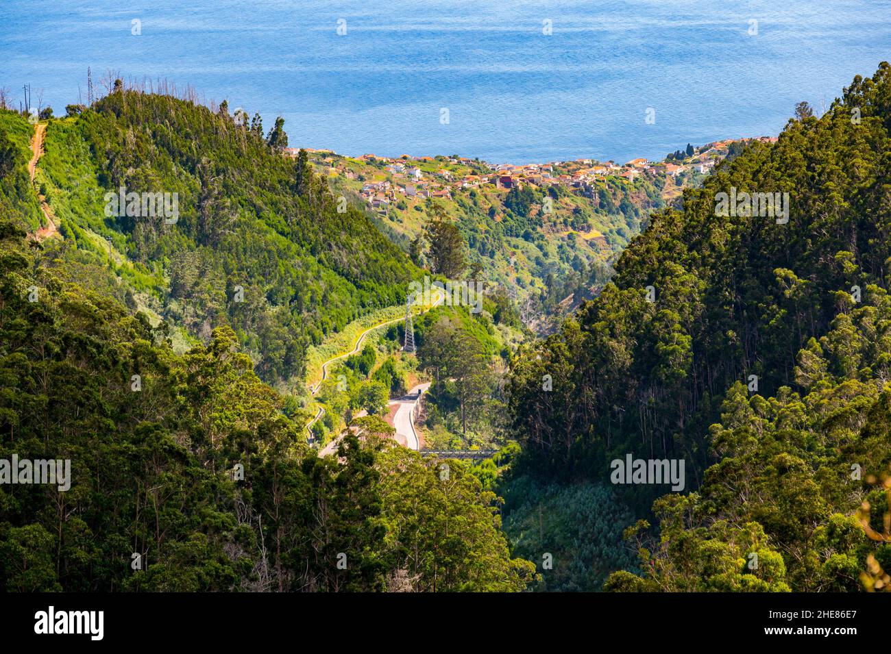 Spettacolare vista panoramica di Funchal, capitale di Madeira dalla cima della montagna. Foto Stock