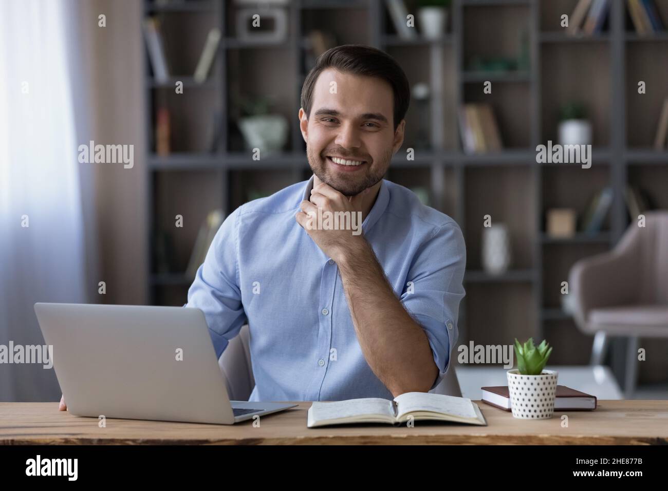 Testa ritratto ritratto riuscito uomo d'affari seduto alla scrivania con il laptop Foto Stock