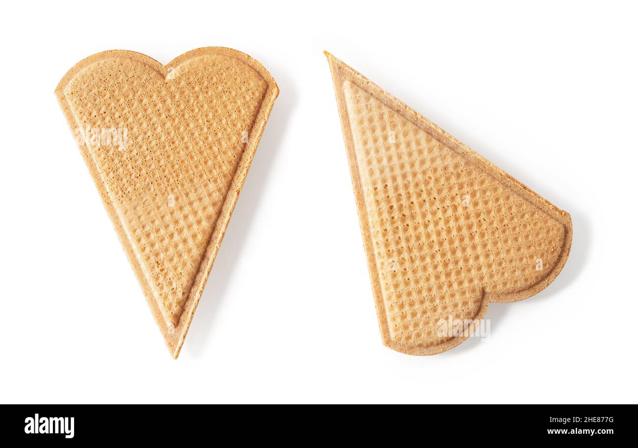 Due cialde a forma di cuore per la decorazione del gelato isolate su uno sfondo bianco. Biscotti sottili e piatti a cialde per una macrofonatura di graniglia. Pasta di grano al forno. Foto Stock
