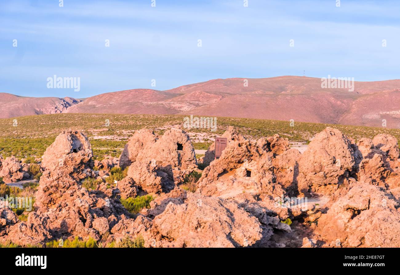 Antichi resti umani sepolti nelle tradizionali Chullpas presso la necropoli di San Juan Foto Stock