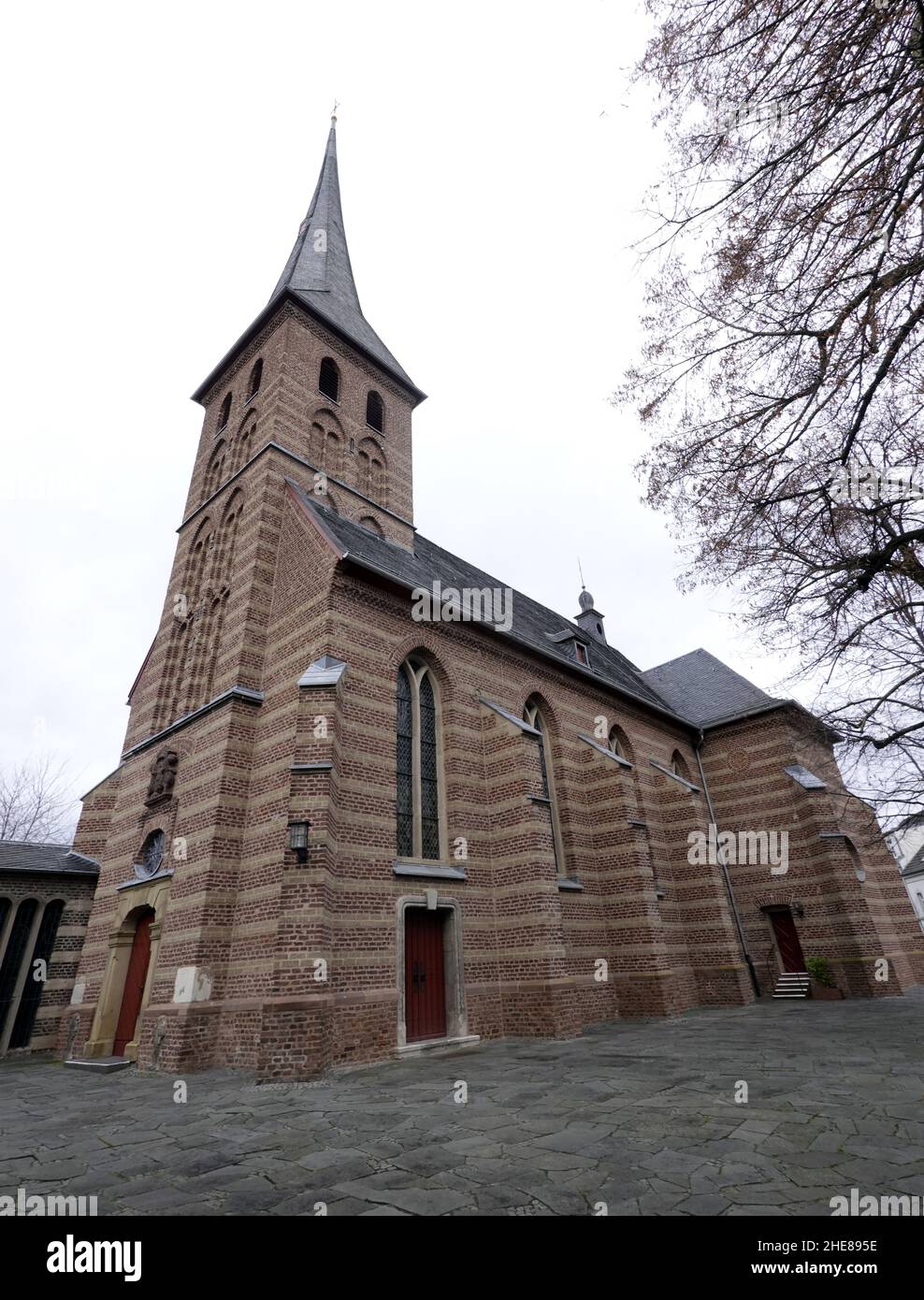Römisch-katholische Pfarrkirche St. Alban Liblar, Backsteinbau aus dem 17. Jahrhundert, Nordrhein-Westfalen, Germania, Erftstadt Foto Stock