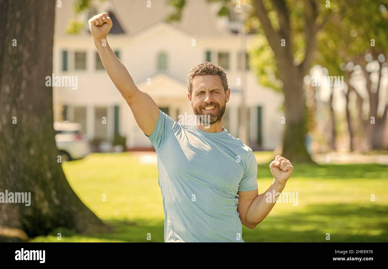 concetto di successo. agente immobiliare a casa in vendita. realtor accogliente visitatori. Foto Stock