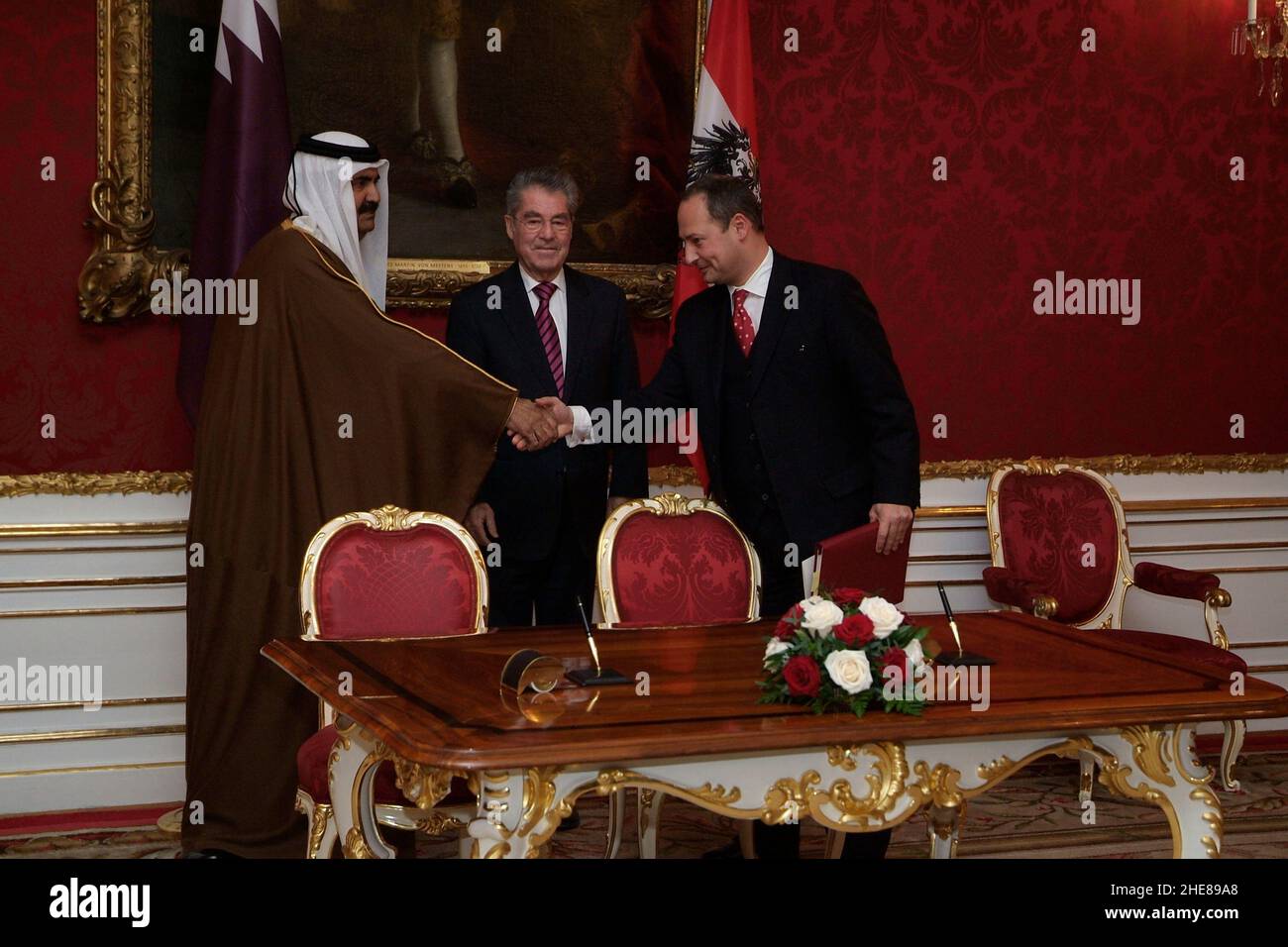 Vienna, Austria. Dicembre 31, 2010. Visita di Stato dell'Emiro del Qatar all'Hofburg a Vienna. La foto mostra l'Emiro del Qatar, lo sceicco Hamad Bin Khalifa al-Thani (L) e il presidente federale dell'Austria Heinz Fischer (Center) e il segretario di Stato Andreas Schieder (R) Foto Stock