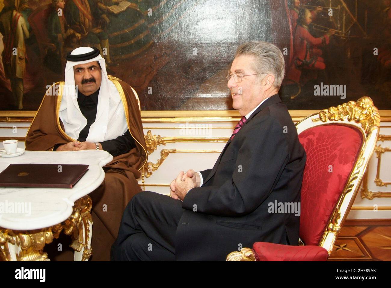 Vienna, Austria. Dicembre 31, 2010. Visita di Stato dell'emiro del Qatar all'Hofburg a Vienna. La foto mostra l'emiro del Qatar, lo sceicco Hamad Bin Khalifa al-Thani (L) e il presidente federale dell'Austria Heinz Fischer (R) Foto Stock