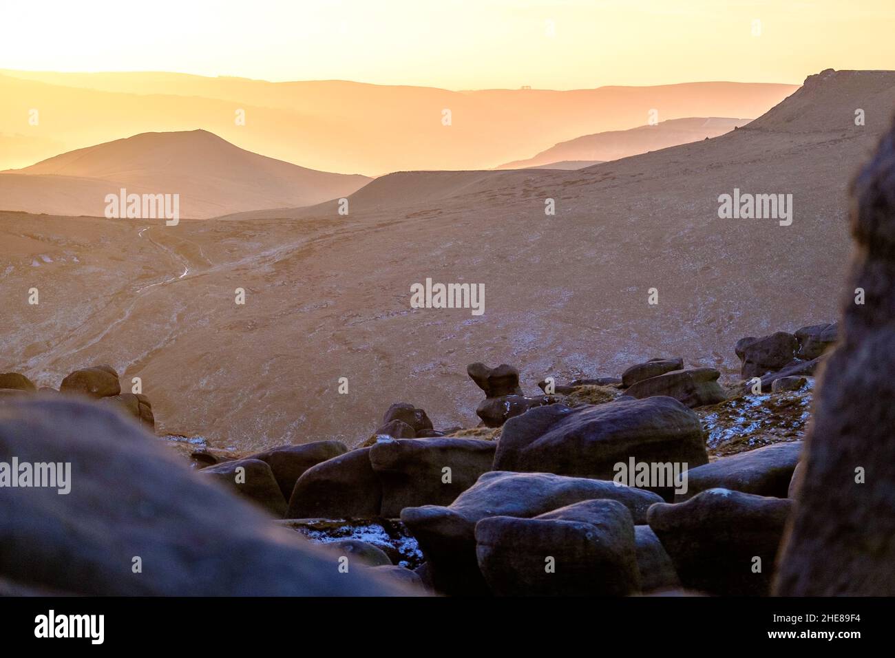 Tramonto invernale nel tardo pomeriggio a Kinder Scout, Peak District National Park, Regno Unito. Direzione sud in lontananza Foto Stock