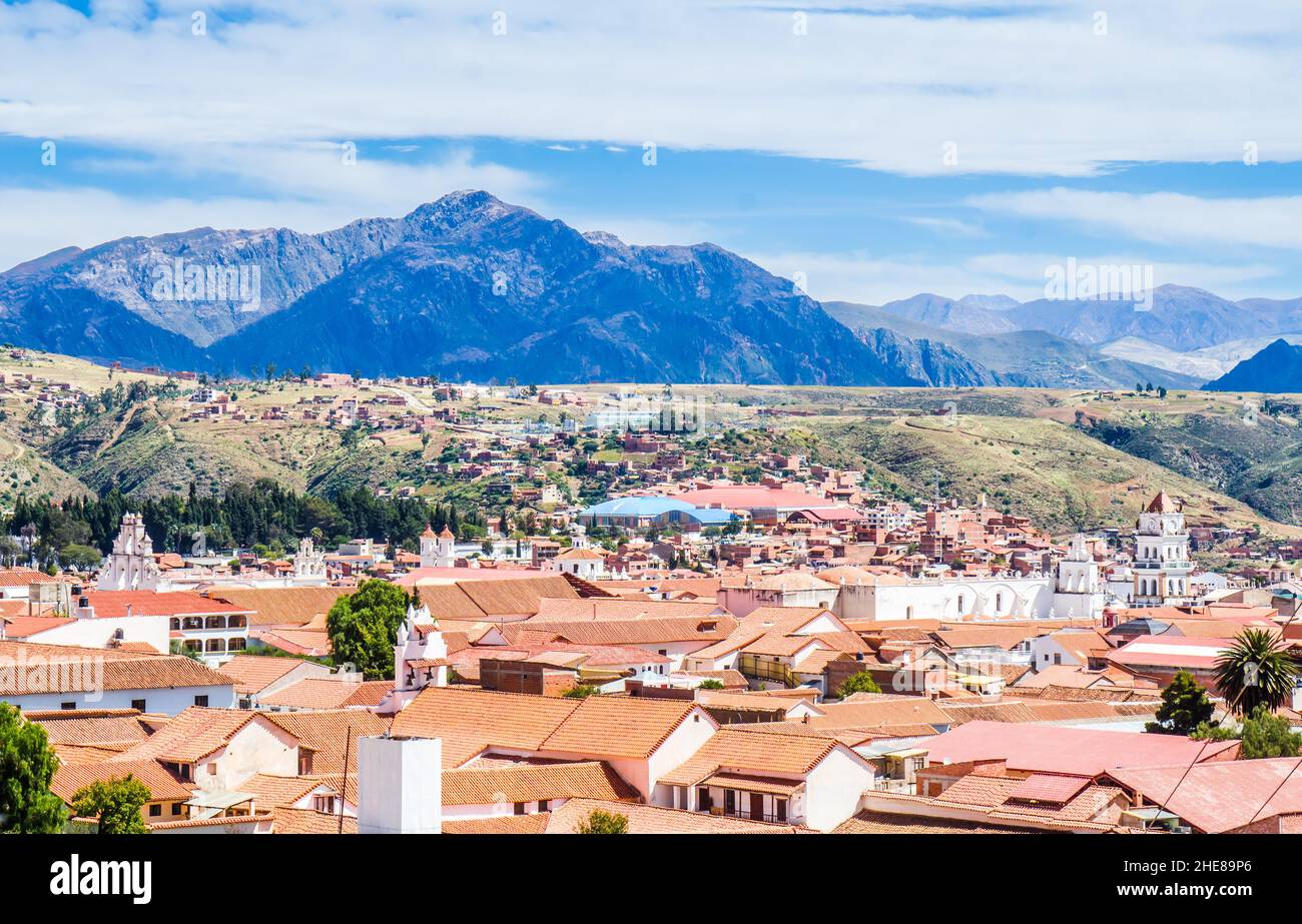 vista panoramica dei tetti in tegole rosse e delle pareti bianche degli edifici della città bianca di sucre in bolivia Foto Stock