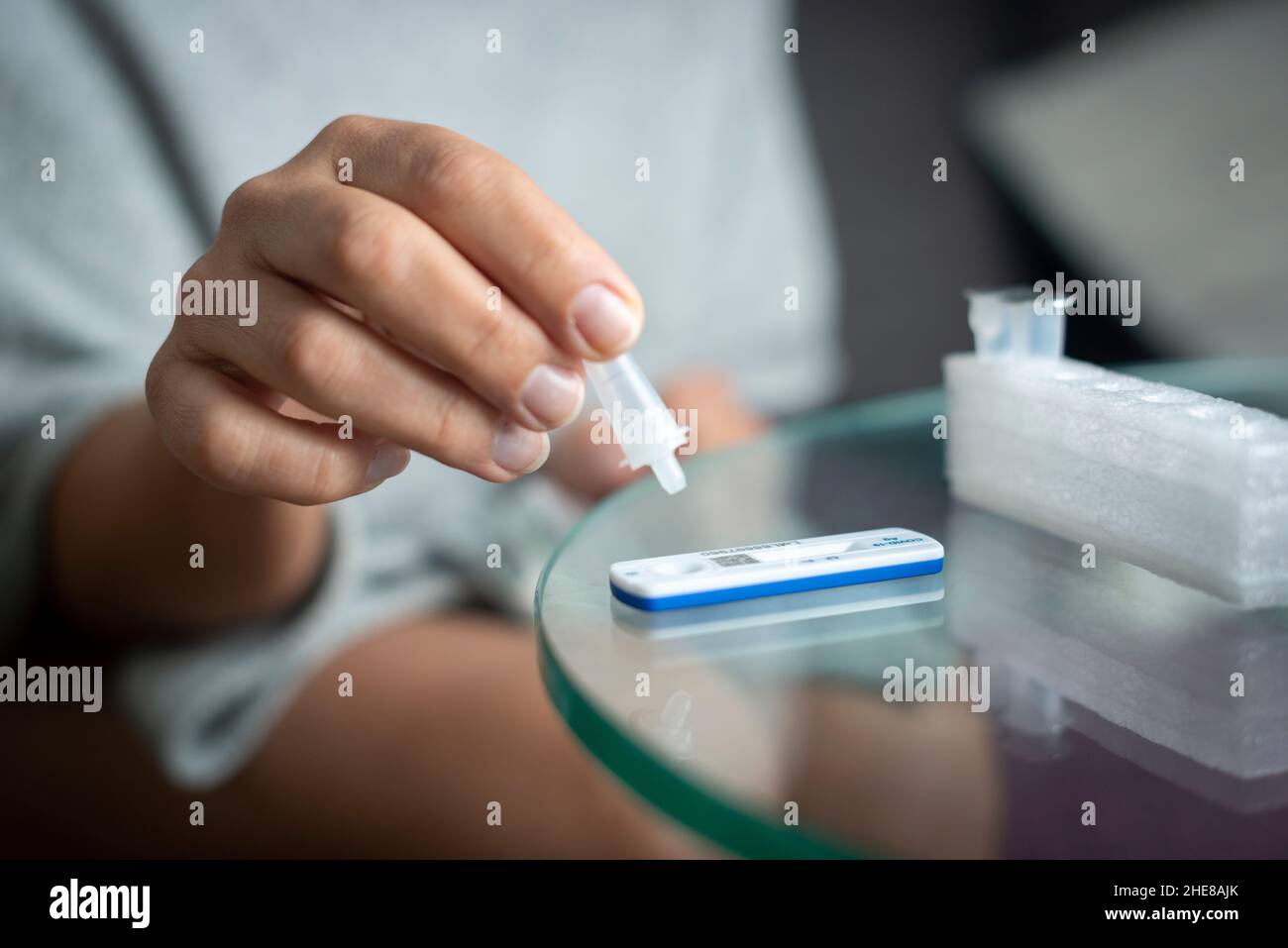 Utilizzando un kit home per Lateral Flow Covid-19 Foto Stock
