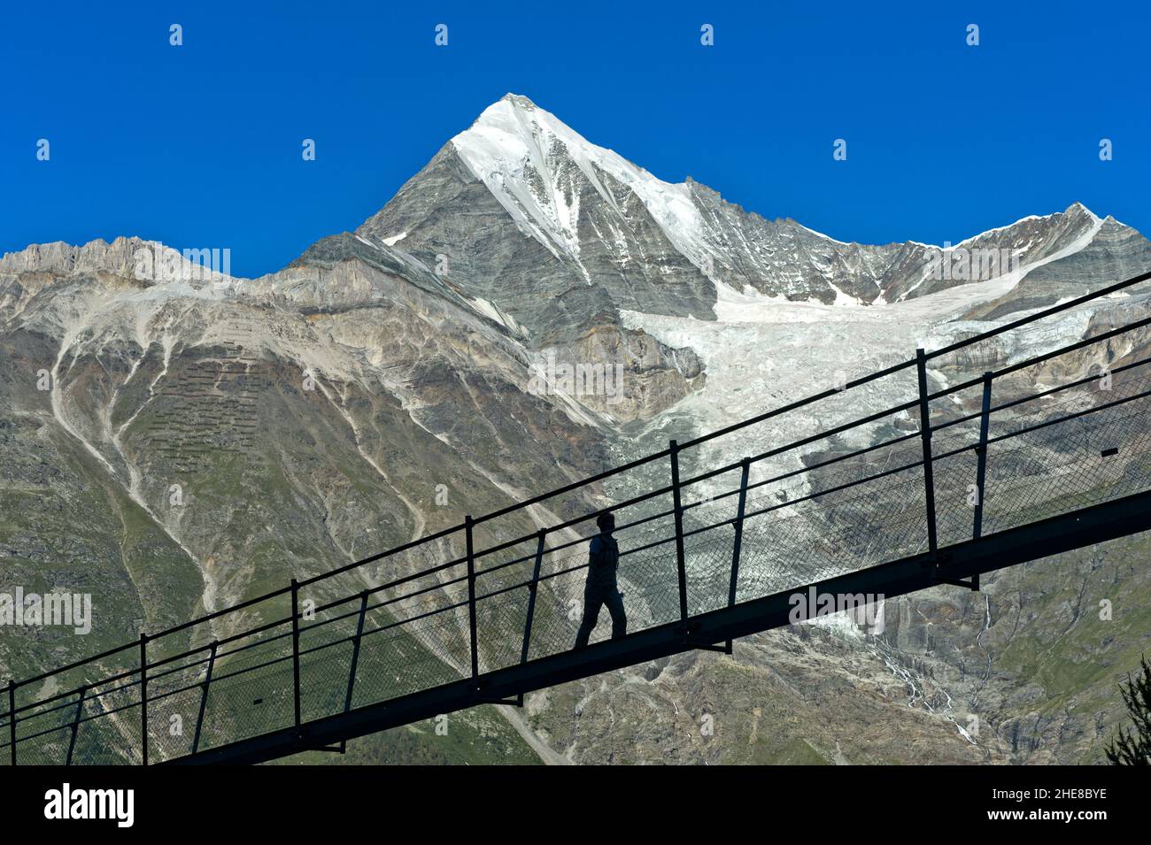 Escursionista sul Ponte sospeso Charles Kuonen, il più lungo Ponte sospeso pedonale delle Alpi, Randa, Vallese, Svizzera Foto Stock
