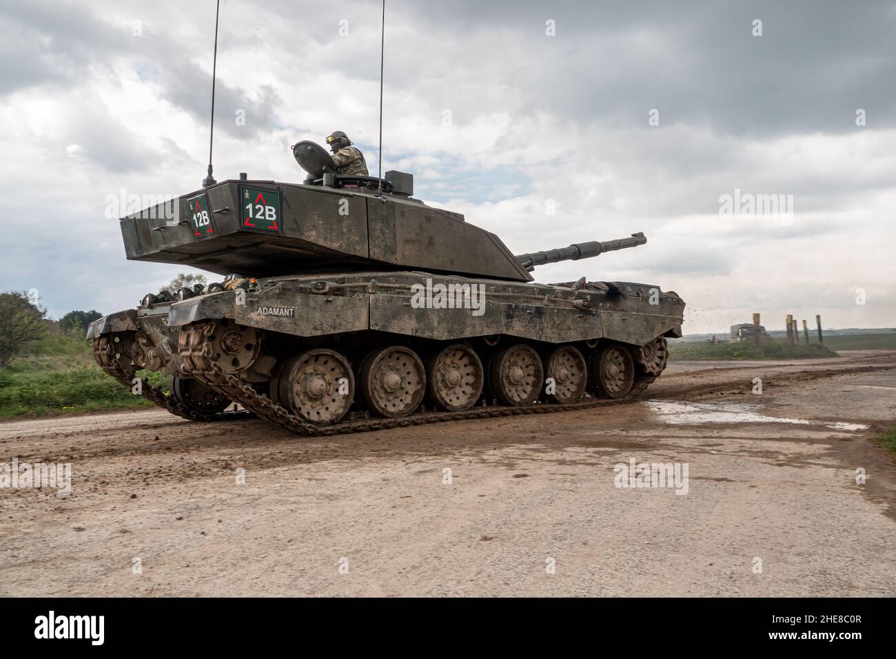 British Army Challenger 2 II FV4034 serbatoio principale di battaglia in un esercizio di battaglia militare, Wiltshire UK Foto Stock