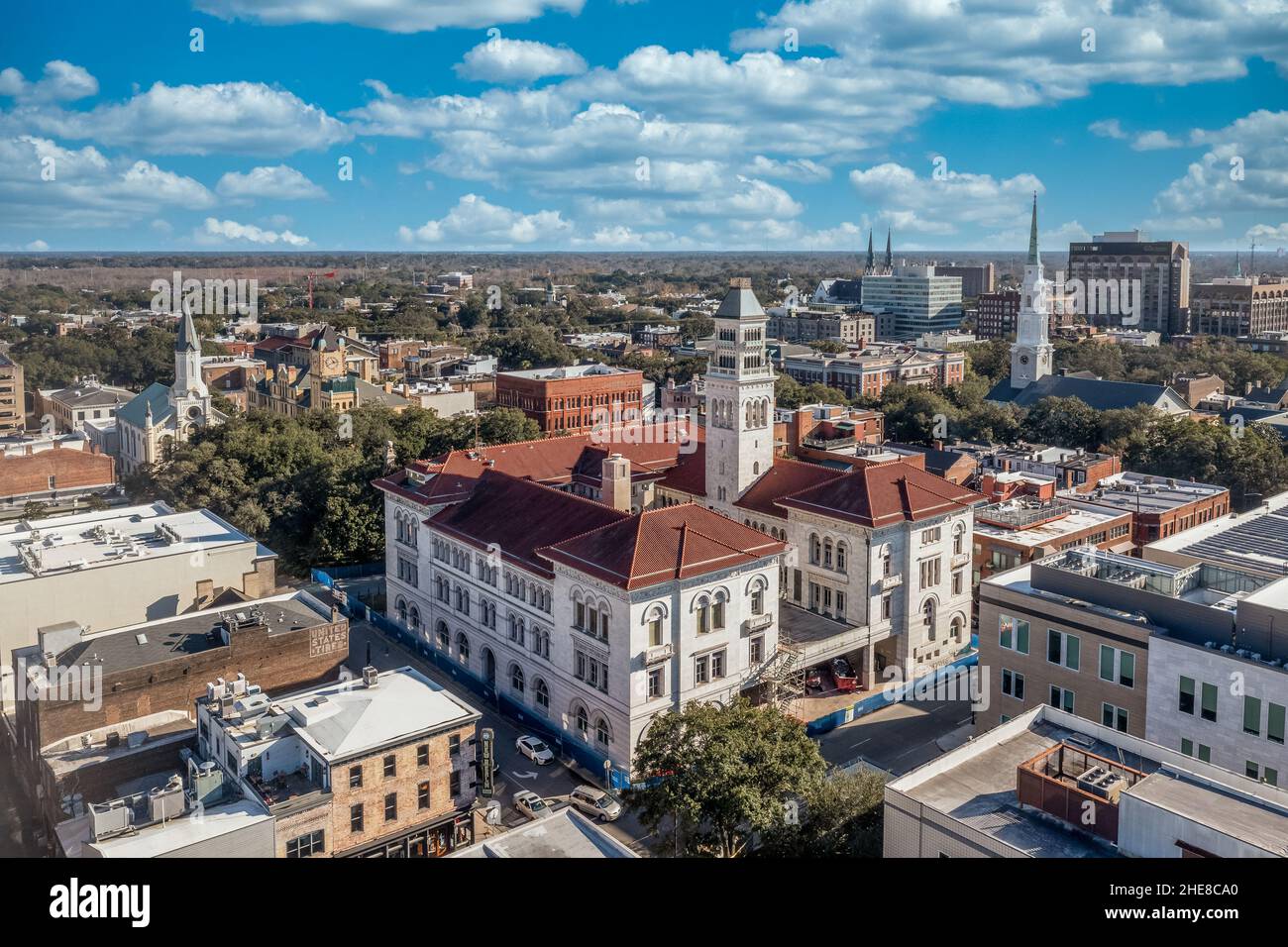 Vista aerea del Geological Survey Building degli Stati Uniti a Savannah Georgia con tetto di ghiaia rossa e emblematica torre bianca Foto Stock