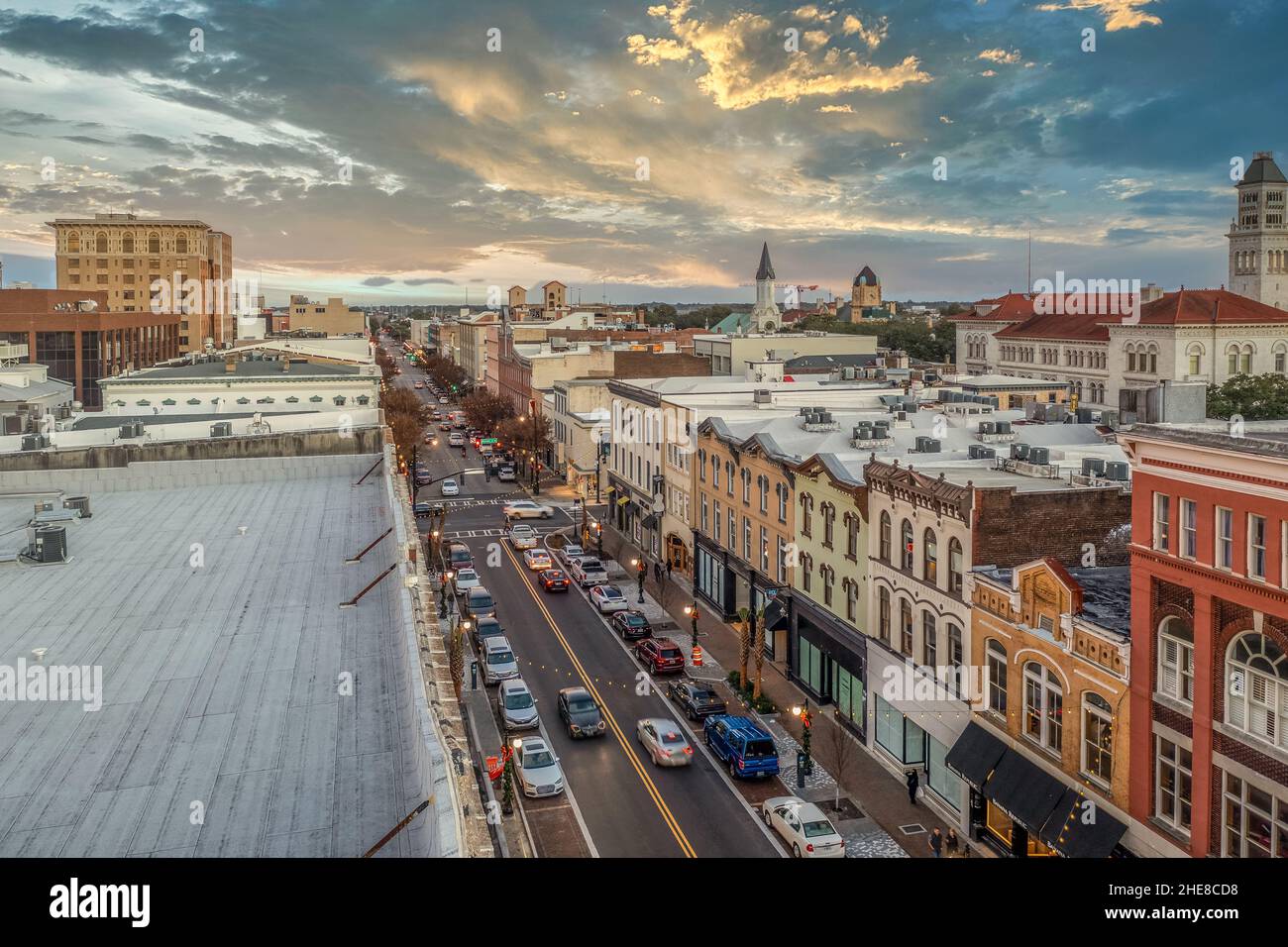Broughton Street è piena di negozi da vedere e cose da fare, il centro commerciale della storica Savannah in Georgia con il suggestivo cielo al tramonto Foto Stock