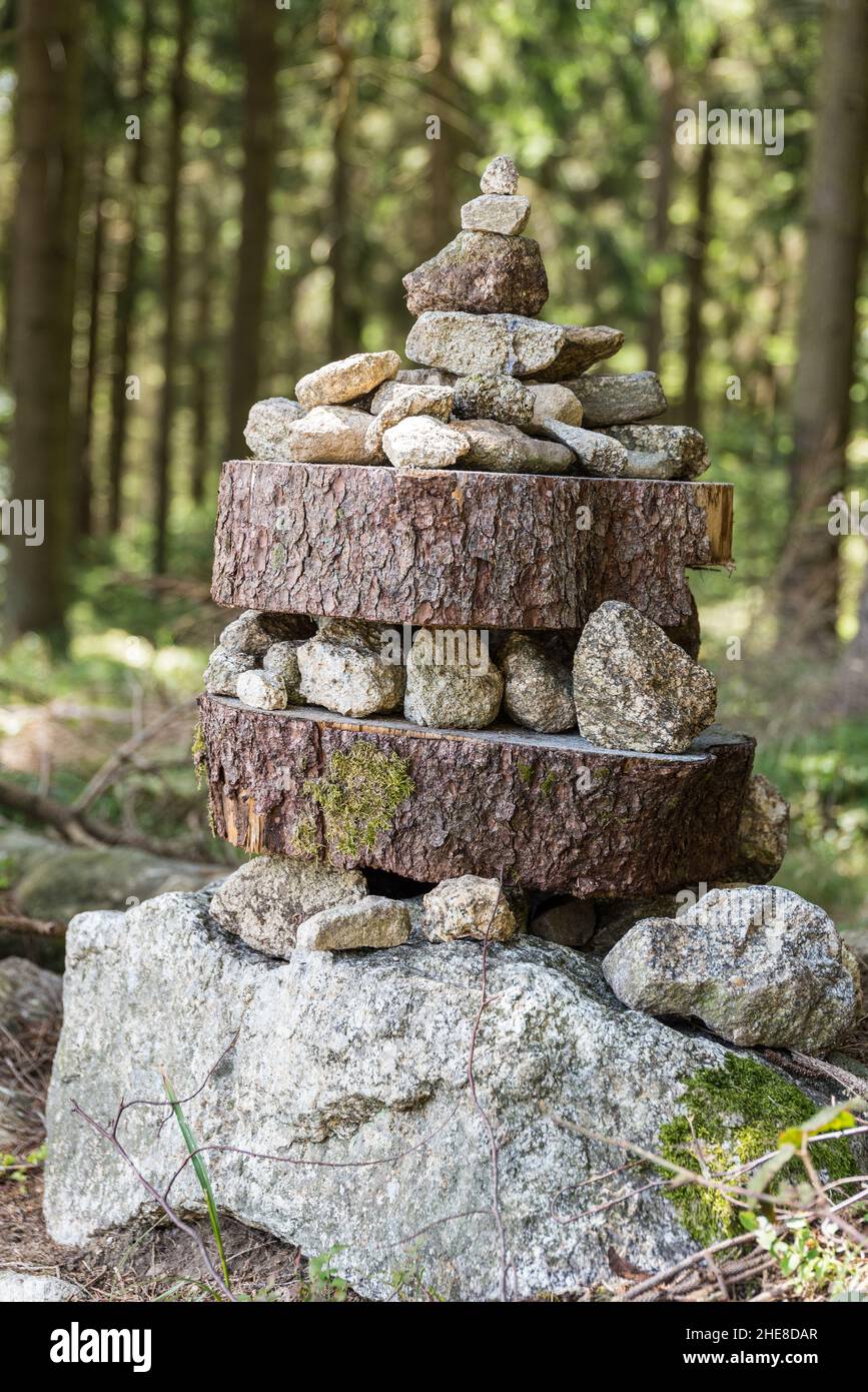Esperienza nella natura per i bambini - Stack Stones per formare Una torre Foto Stock