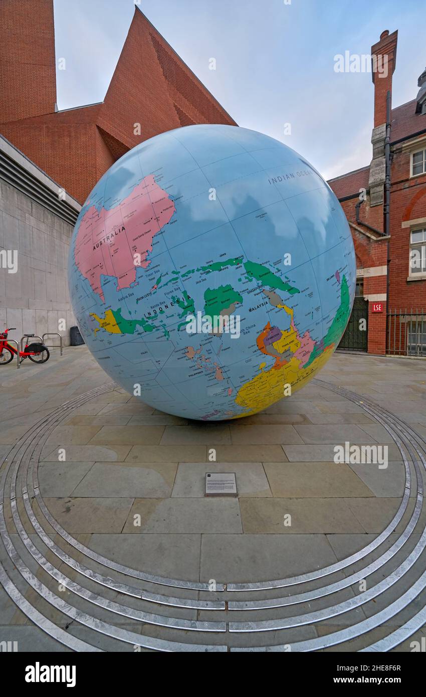 Il mondo è capovolto/ scultura dell'artista vincitore del premio Turner Mark Wallinger, a Sheffield Street, Londra Foto Stock