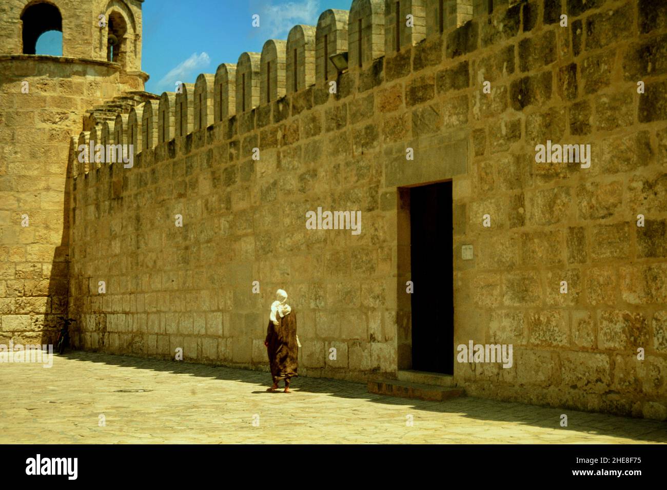 Porta tunisina personalizzata con motivi e texture tradizionali Foto Stock