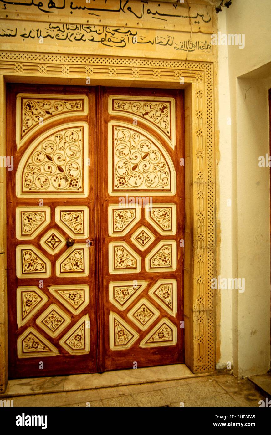 Porta tunisina personalizzata con motivi e texture tradizionali Foto Stock