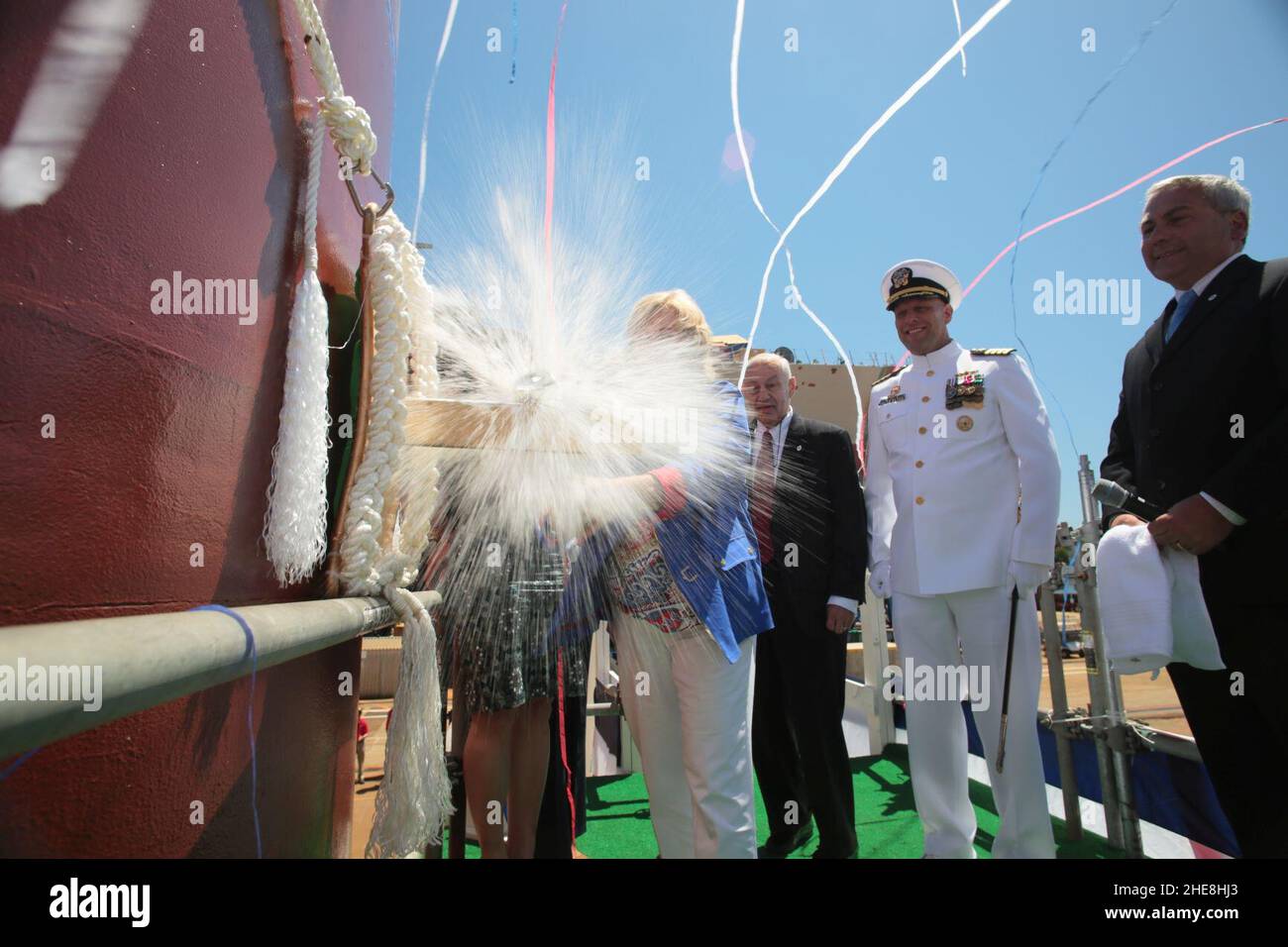 Sally Monsoor batte il futuro USS Michael Monsoor (DDG 1001) (27754645385). Foto Stock