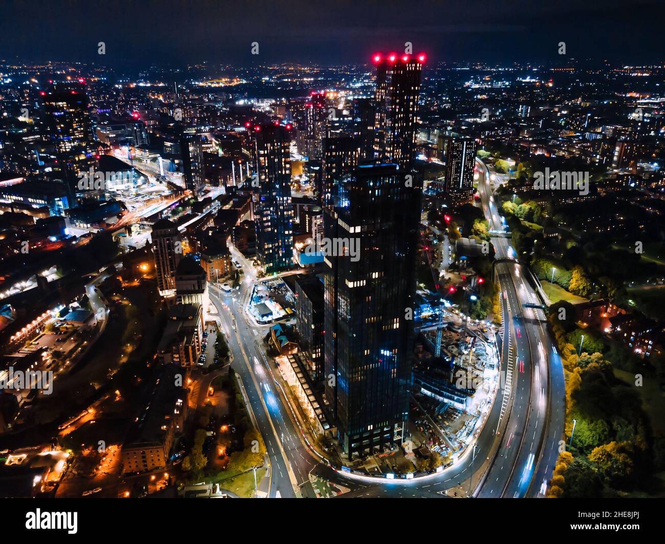 Foto aerea del paesaggio urbano di Liverpool, Inghilterra, illuminata di notte Foto Stock