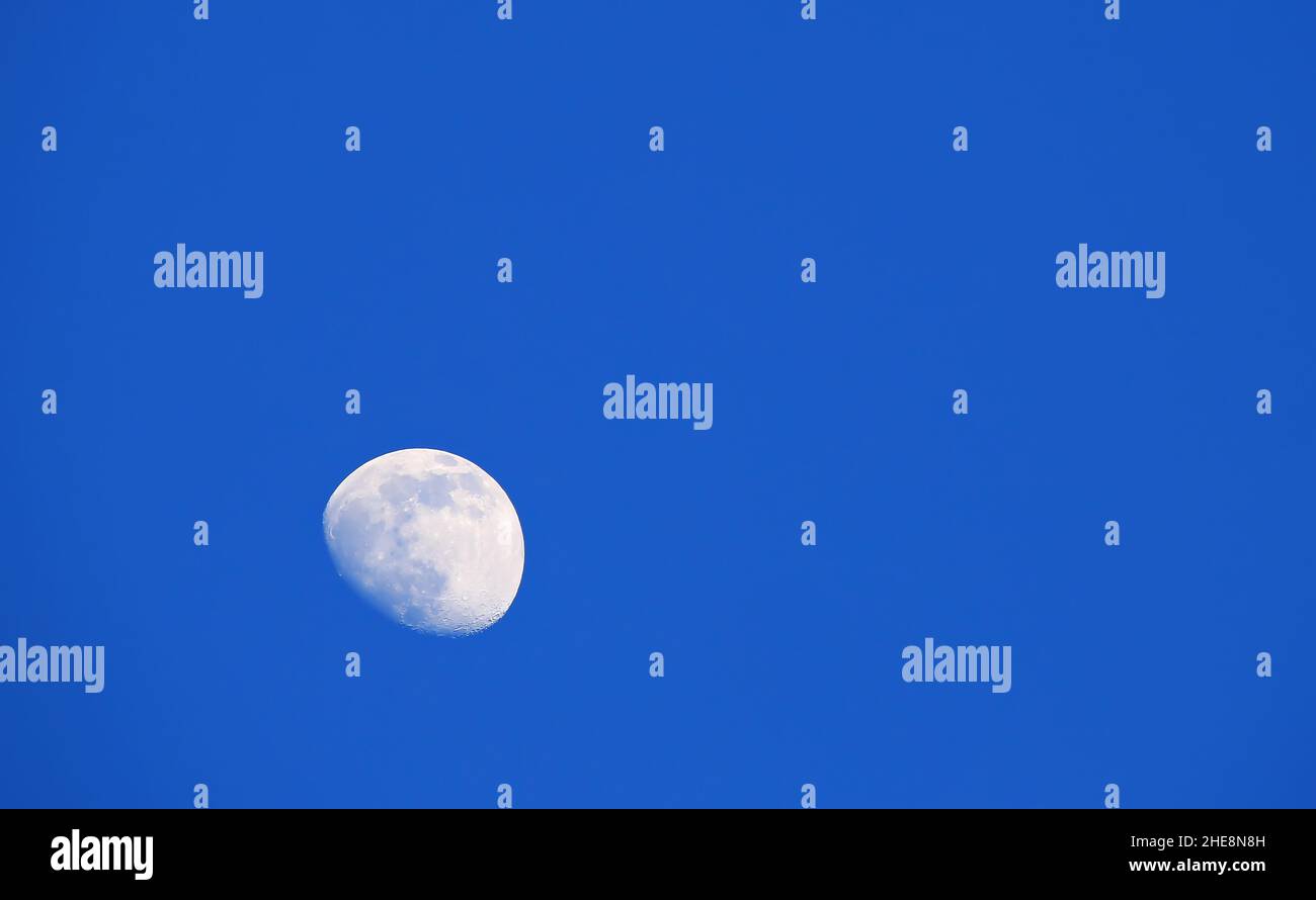 La Luna con un cielo chiaro Foto Stock