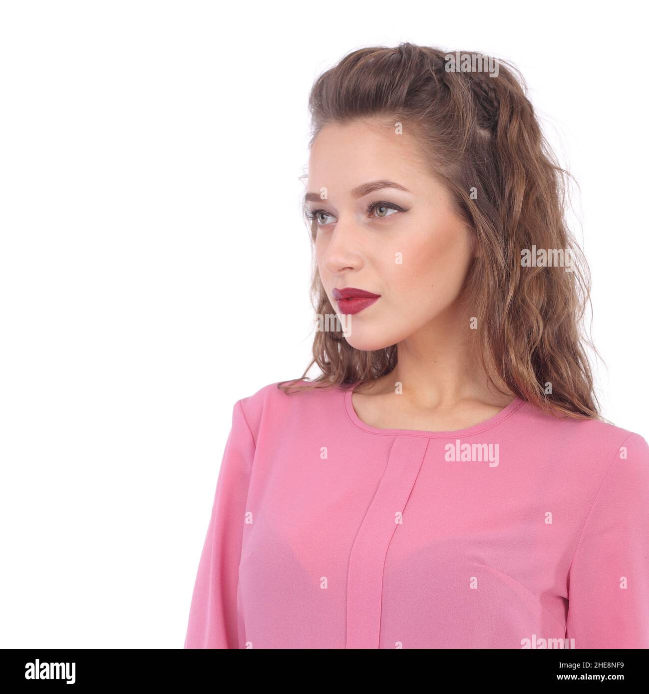 bella giovane donna che indossa una blusa rosa e una gonna scura per ufficio Foto Stock