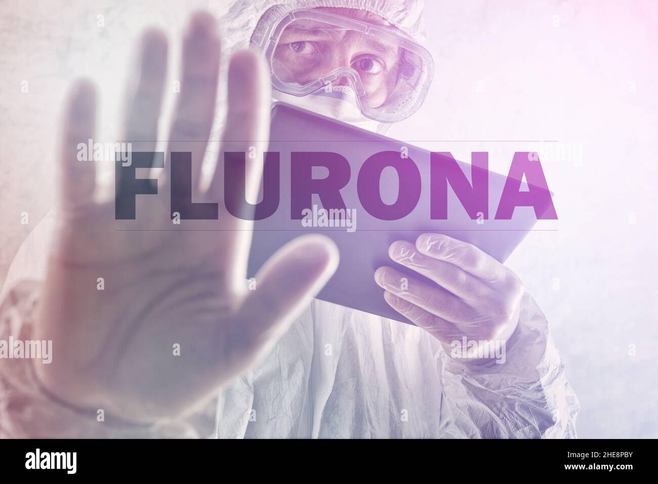 Flurona, infezione sia con influenza stagionale che con coronavirus Covid 19, immagine concettuale con epidemiologo gesturing stop mano segno, fuoco selettivo Foto Stock