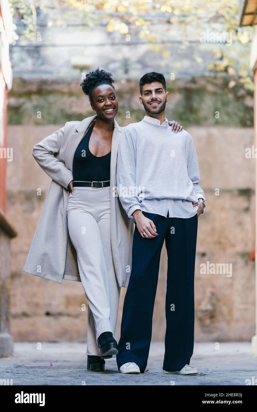 Due modelli di diverse etnie che si posano insieme per strada Foto Stock