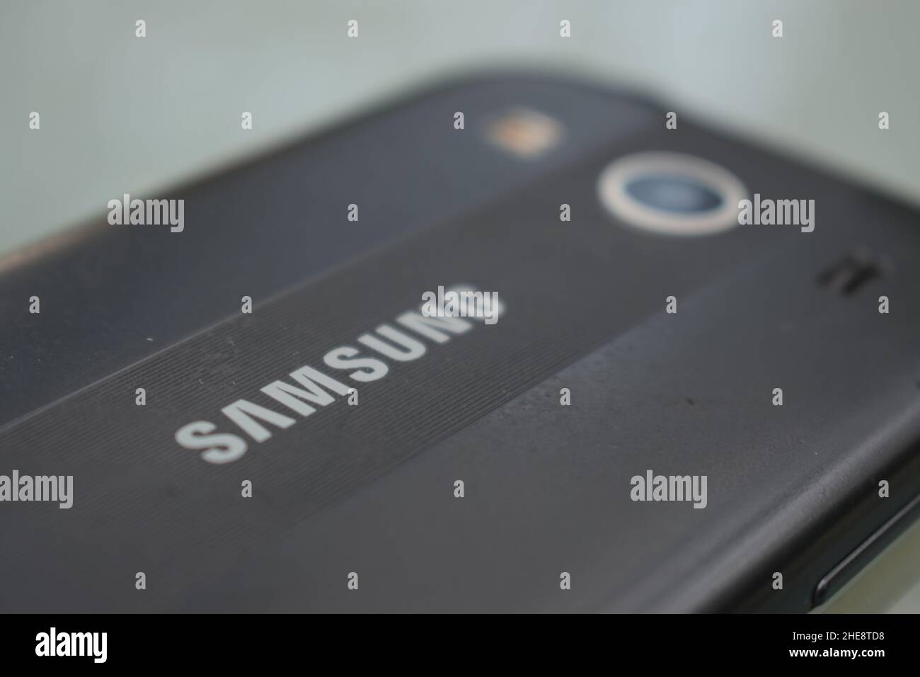 Una messa a fuoco selettiva di un vecchio elegante telefono Samsung Foto Stock