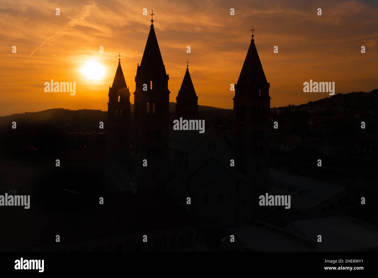 Silhouette di STS. La Basilica della Cattedrale di Pietro e Paolo, chiamata anche Cattedrale di Pécs, è un edificio religioso della chiesa cattolica che funge da Foto Stock