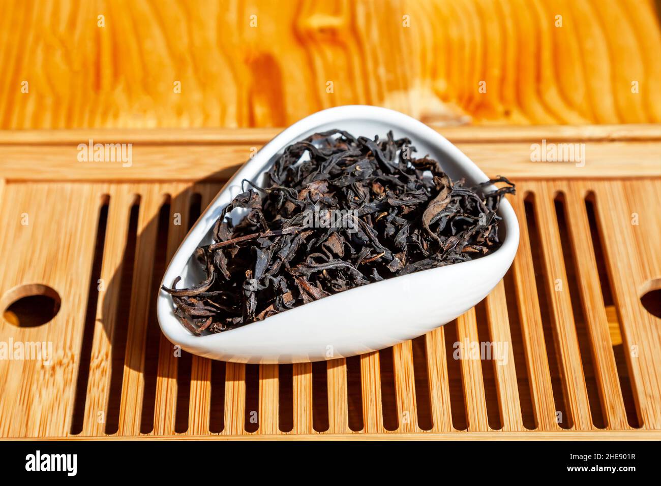 Tradizionale tè cinese semi-fermentato oolong scuro in vaso di presentazione tè Foto Stock