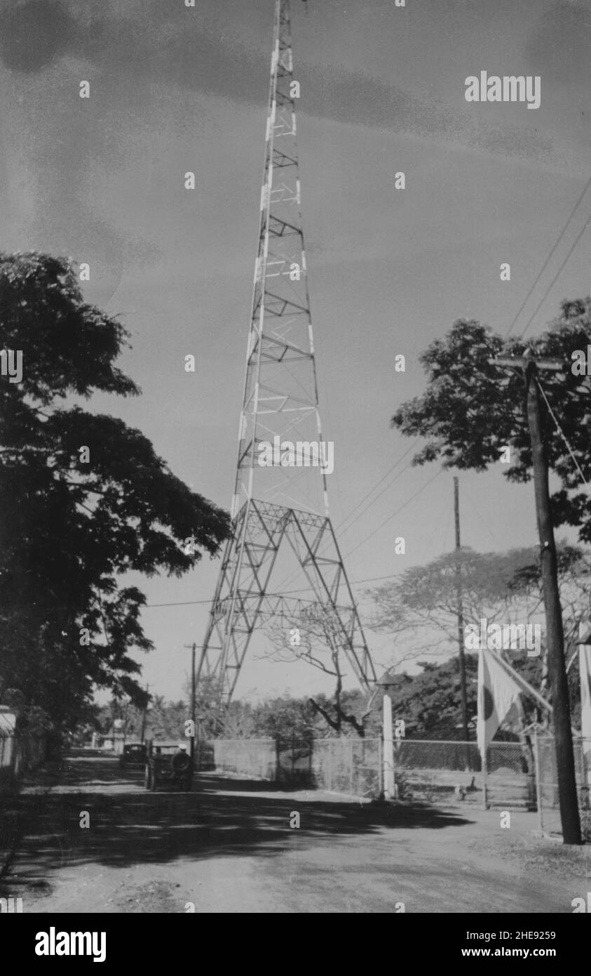 Guerra del Pacifico, 1941-1945. Una torre di telecomunicazioni per l'unità di comunicazione 31st della Marina Imperiale Giapponese a Manila occupata, marzo 1943. Foto Stock