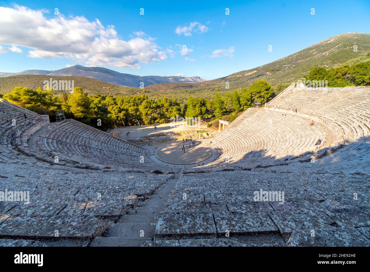 L'antico Teatro di Epidauro un sito greco del 4th a.C., parte dell'Asklepieion, un centro di guarigione dell'antica Grecia. Foto Stock