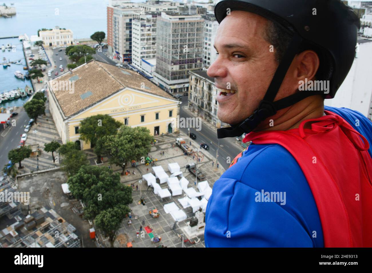 Uomo che indossa un casco nero e indossa un costume da eroe che si prepara a scendere l'elevatore Lacerda da Rappel. Salvador Bahia Brasile. Foto Stock