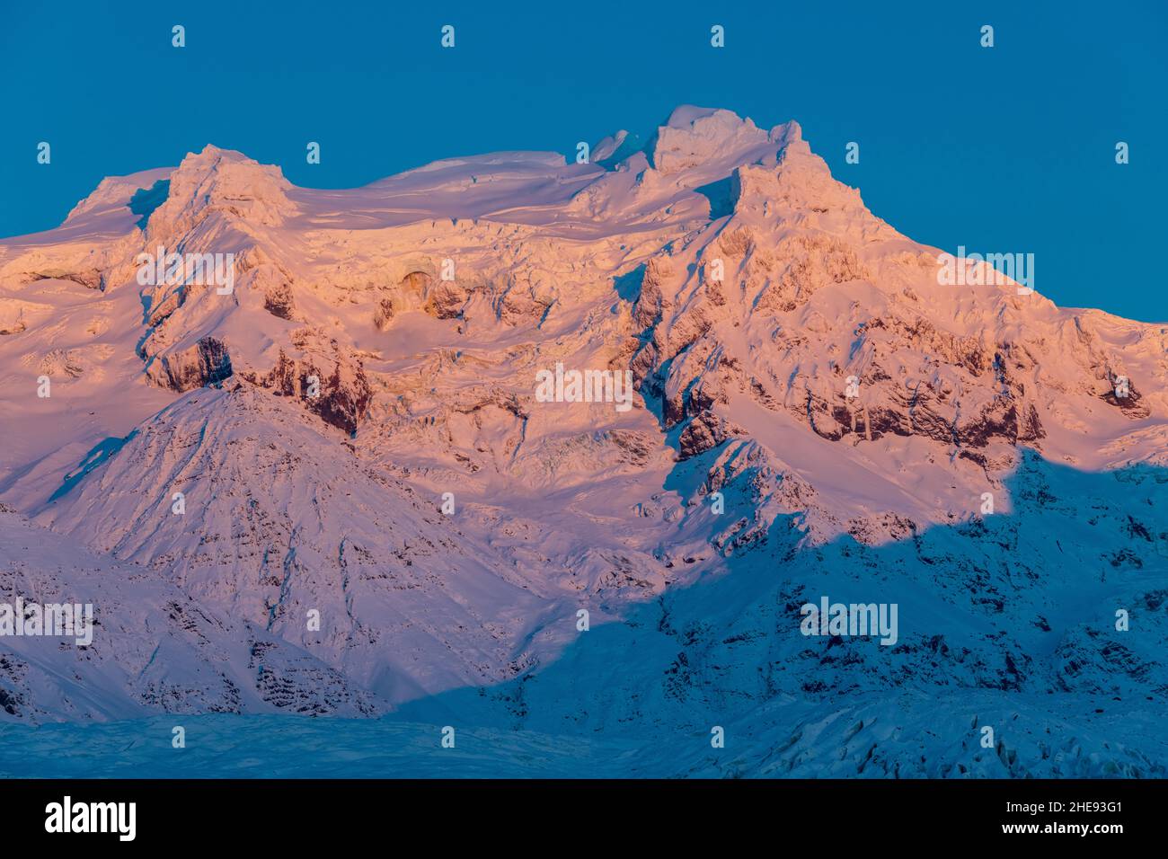 Il sole tramonta sulle cime del Parco Nazionale Vatnajokull Foto Stock