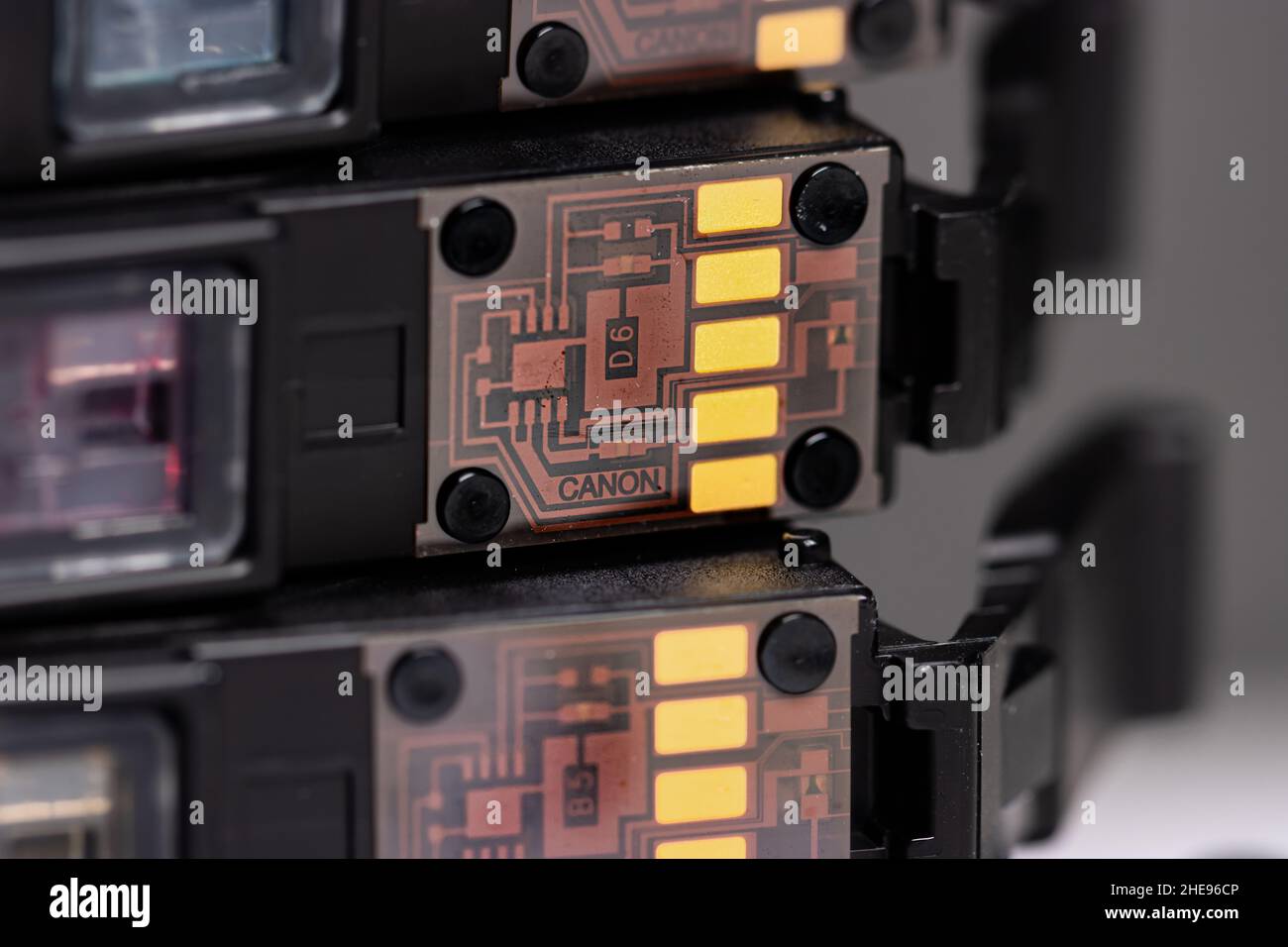 Primo piano sui chip elettronici delle cartucce d'inchiostro Canon Foto Stock