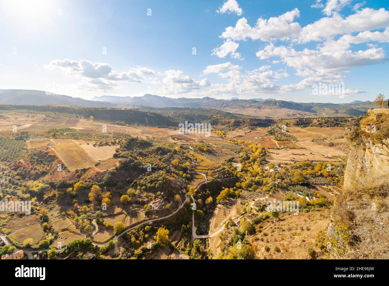 Vista della campagna spagnola dai punti di osservazione del cono o del balcone sul Parco Blas Infante o Paseo de Blas Infante vicino al ponte di Ronda, Foto Stock