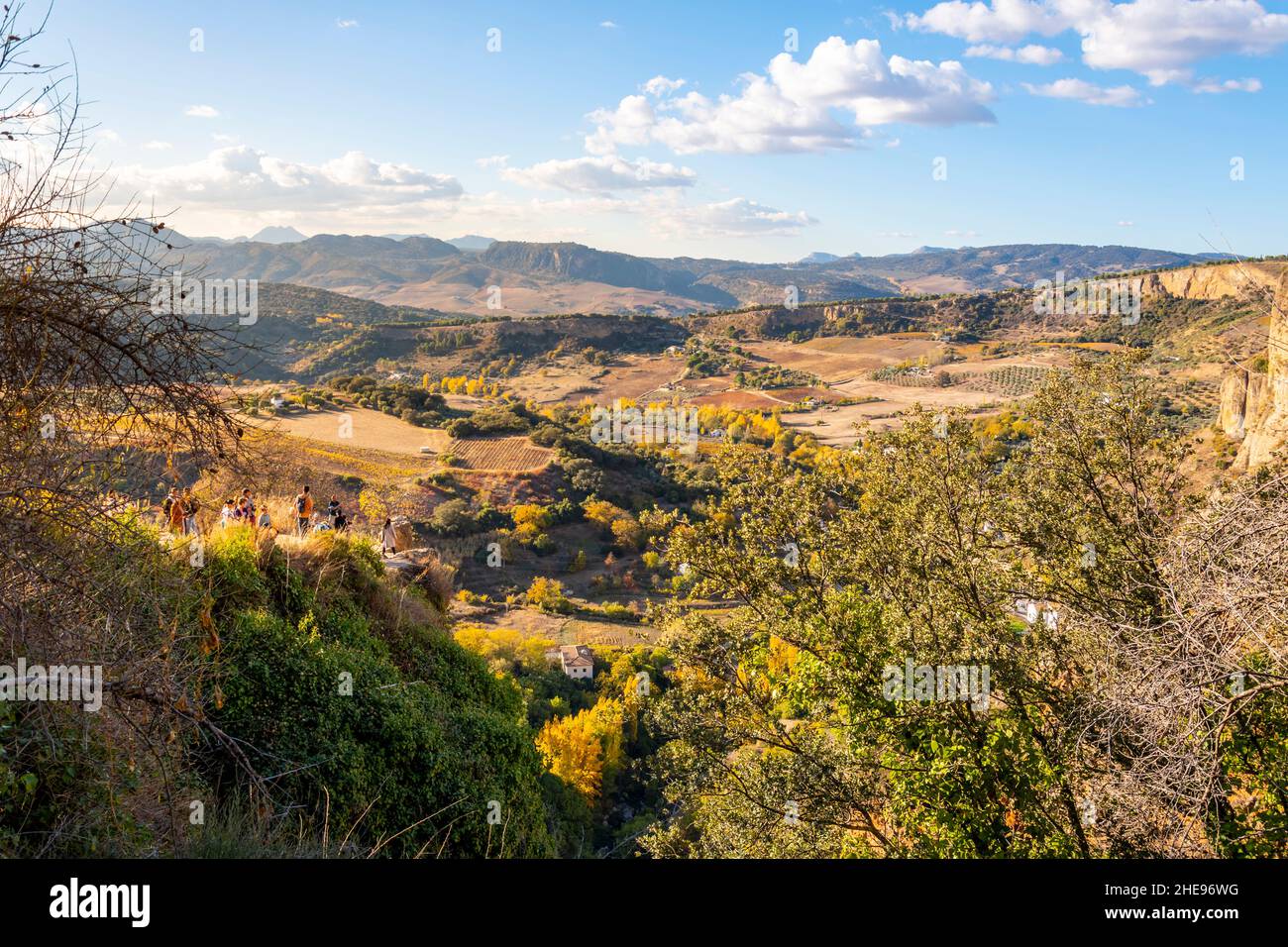 Vista della campagna spagnola dai punti di osservazione del cono o del balcone sul Parco Blas Infante o Paseo de Blas Infante vicino al ponte di Ronda, Foto Stock