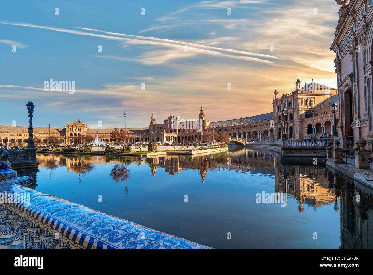 Vista al tramonto di Plaza de Espana o Piazza di Spagna, un parco pubblico e luogo di ritrovo a Siviglia, Spagna. Foto Stock