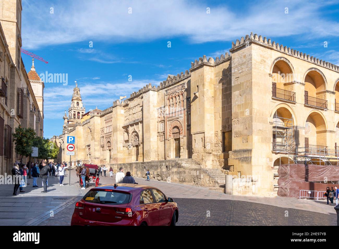 Le mura esterne, la strada e i negozi lungo la cattedrale della moschea Mezquita nella città andalusa di Cordoba, Spagna. Foto Stock