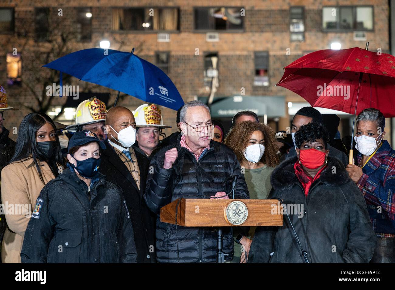 New York, NY - 9 gennaio 2022: Il senatore degli Stati Uniti Charles Schumer parla alla conferenza stampa di fronte all'edificio dove il fuoco mortale causato da un riscaldatore spaziale malfunzionante ha causato 19 vite, compresi 9 bambini nel Bronx Foto Stock