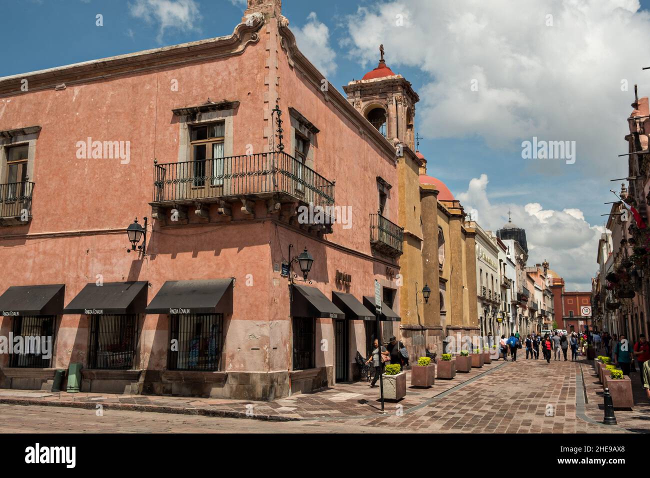Negozi lungo Francisco i Madero Street al largo di Founders Plaza nella vecchia sezione coloniale di Santiago de Queretaro, Queretaro state, Messico. Foto Stock