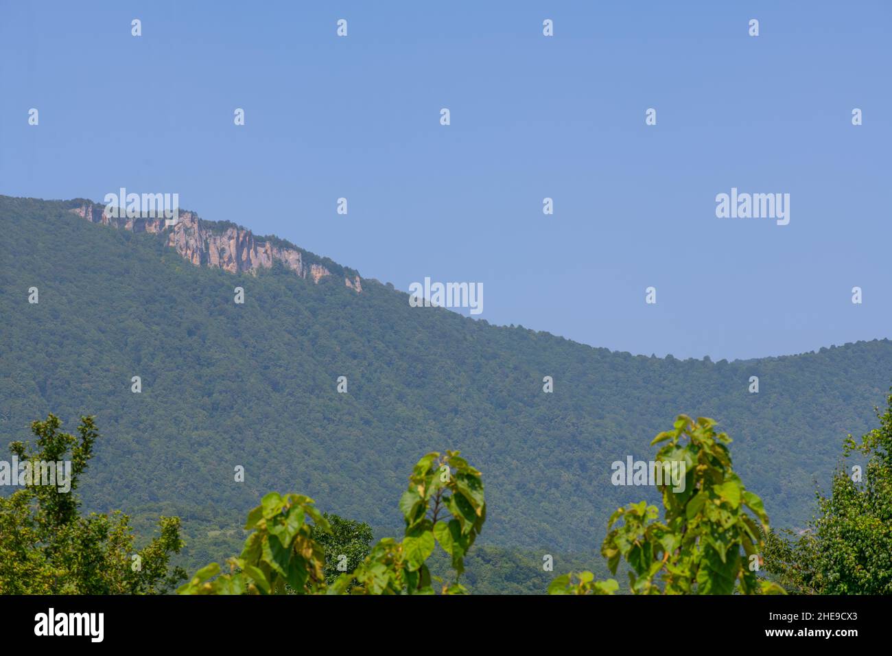 Alte montagne nel canyon di Okatse in Georgia Foto Stock