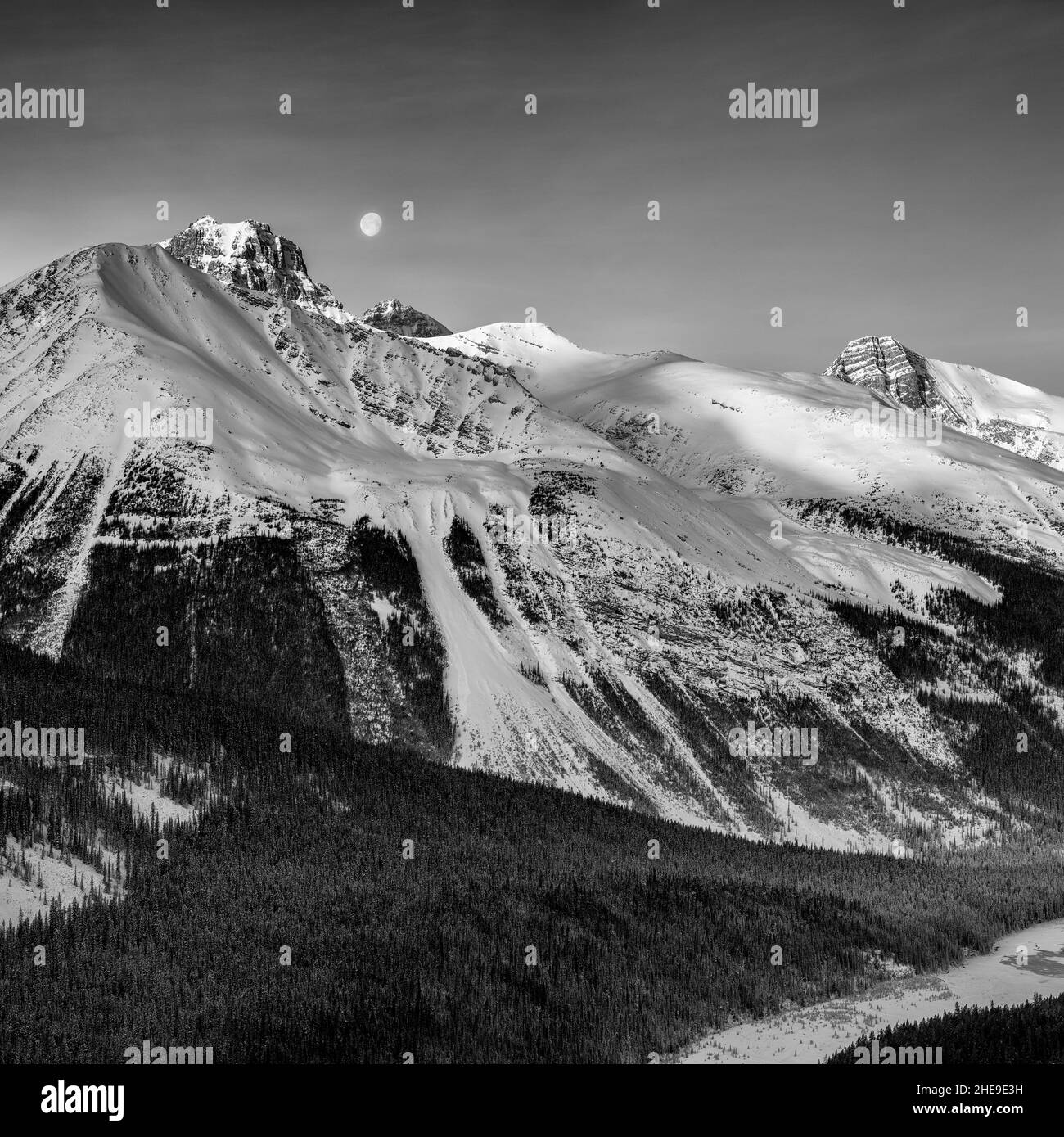 Canada, Alberta, Jasper National Park, Moon Setting Over Winston Churchill Range (BW) Foto Stock