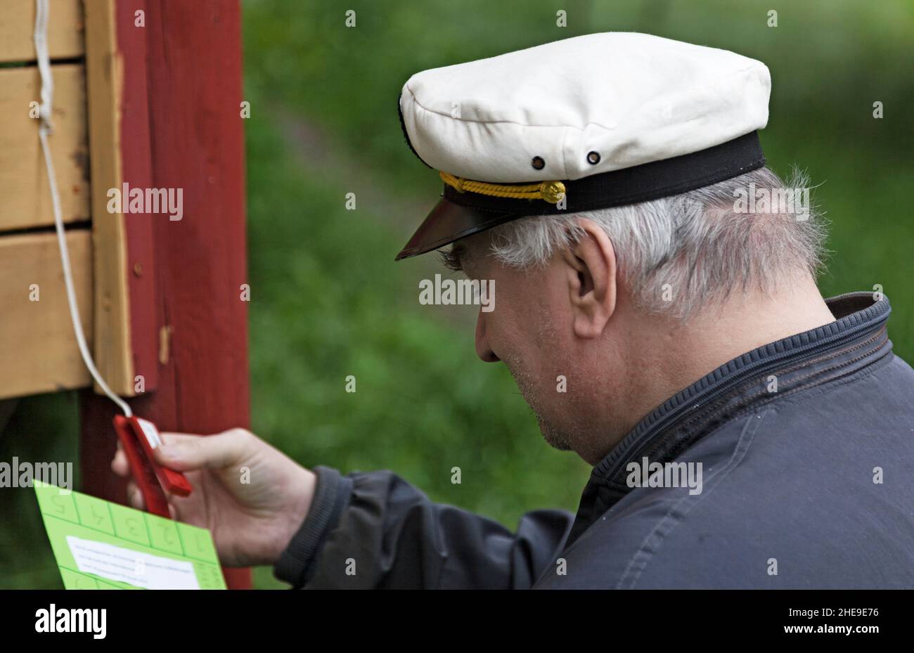 Umea, Norrland Svezia - 3 luglio 2020: L'uomo con disabilità evolutive cammina più facile orienteering corso nella foresta Foto Stock