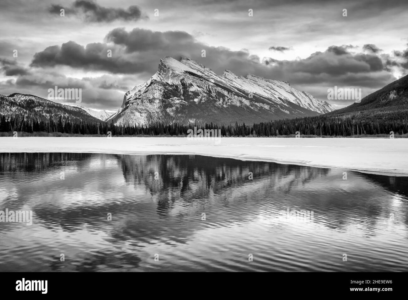 Canada, Alberta, Banff National Park, Mount Rundle e Vermilion Lakes at Dawn (BW) Foto Stock
