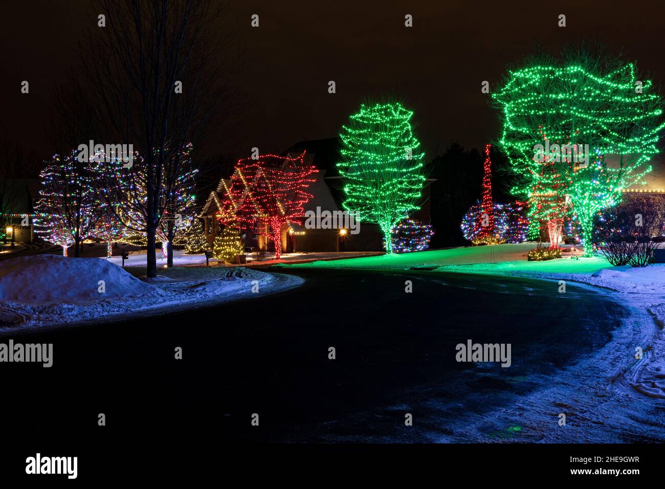 le luci colorate illuminano il quartiere residenziale Foto Stock