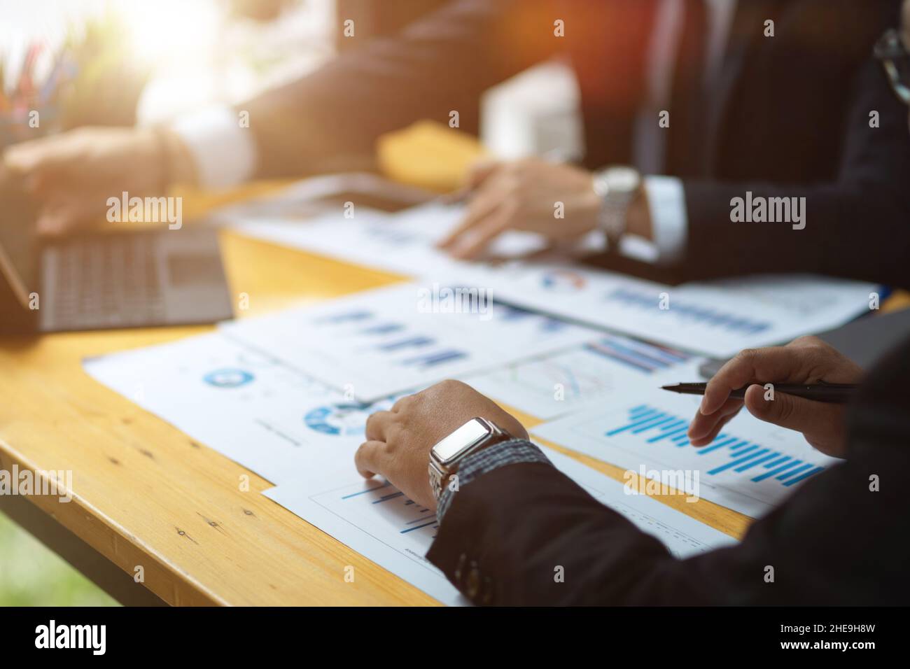 Gli uomini d'affari hanno una riunione di brainstorm circa i loro programmi finanziari nella sala riunioni dell'ufficio. Foto Stock