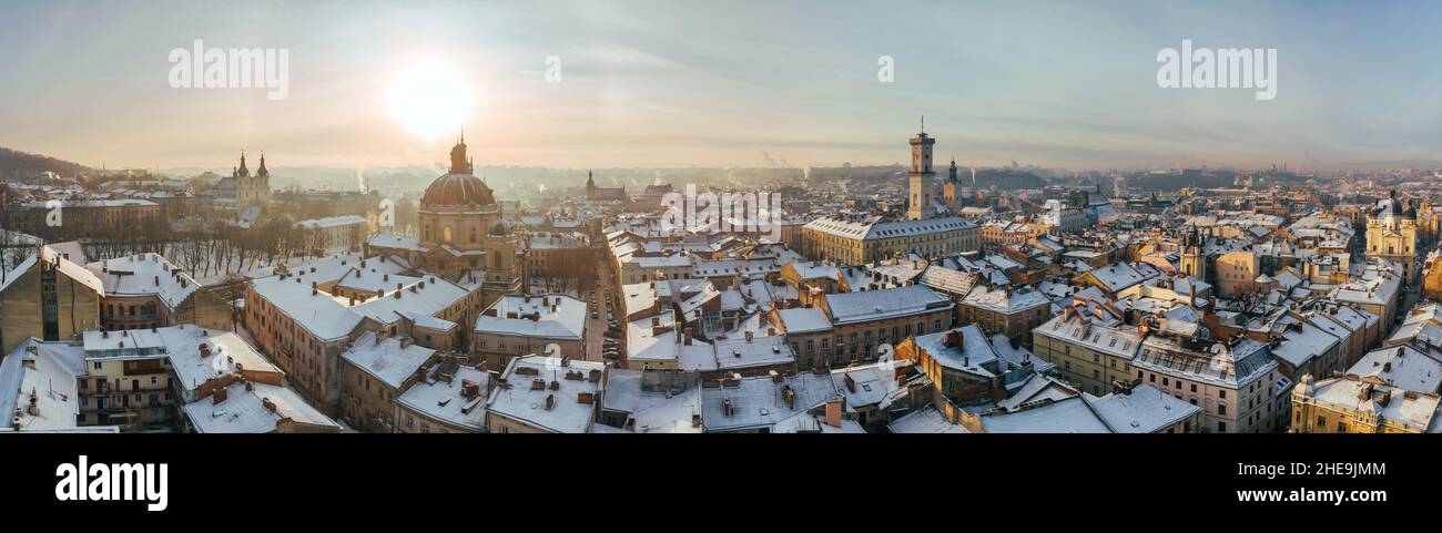 Veduta panoramica aerea di Lviv all'alba, Ucraina Foto Stock