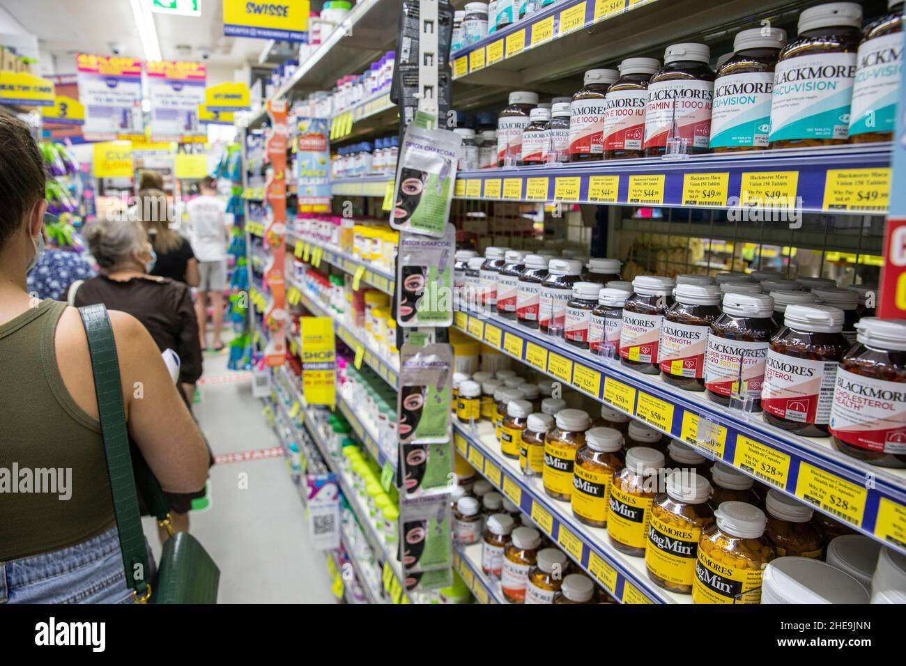 Avalon Beach Pharmacy a Sydney, Australia. I clienti che indossano una coda di mascherine per kit di test antigenici rapidi, poiché le scorte in tutta l'Australia sono basse e difficili da trovare, ogni test costa $10 e vengono venduti in confezioni da 2 o 5. Credit: martin berry/Alamy Live News Foto Stock