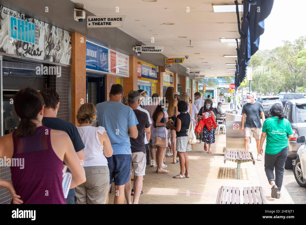 Avalon Beach Pharmacy a Sydney, Australia. I clienti che indossano una coda di mascherine per kit di test antigenici rapidi, poiché le scorte in tutta l'Australia sono basse e difficili da trovare, ogni test costa $10 e vengono venduti in confezioni da 2 o 5. Credit: martin berry/Alamy Live News Foto Stock