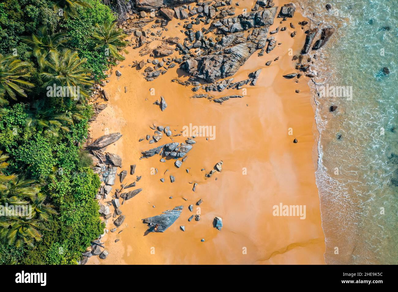 Spiaggia di Nai thon e scale di legno a Phuket, Thailandia Foto Stock